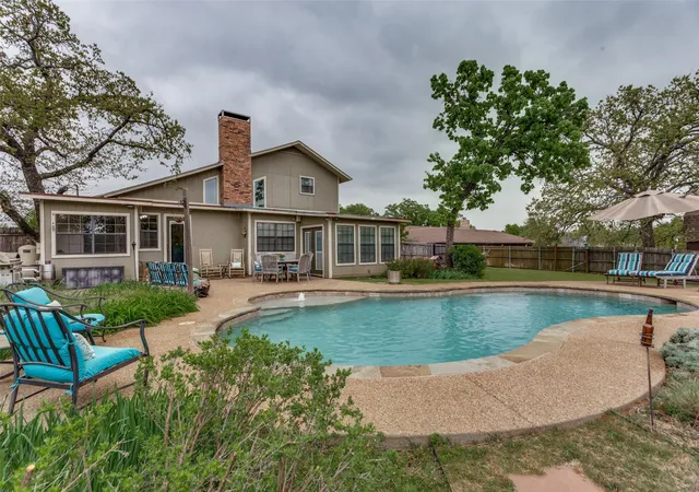 Photo 2 of Single family home for sale at 9714 Windsor Cir, Fort Worth, TX 76140 | MLS# 21221639 | Listing updated on 2026-10-07
