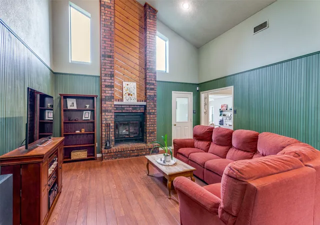 Photo 3 of Single family home for sale at 9714 Windsor Cir, Fort Worth, TX 76140 | MLS# 21221639 | Listing updated on 2026-08-31