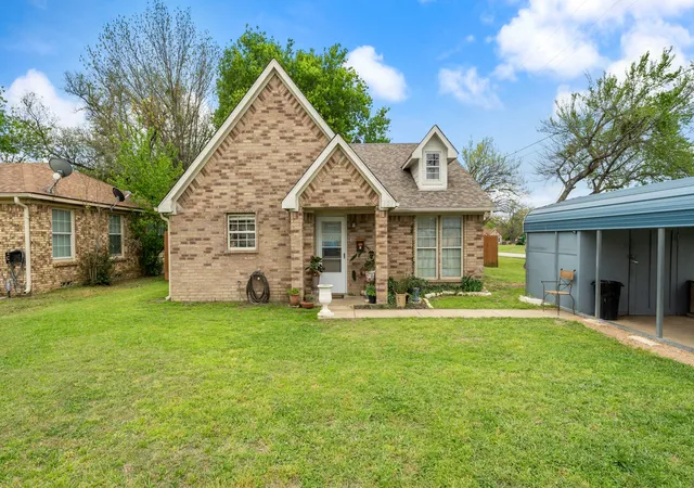 Homes for sale in Wills Point, TX | 121 W Oneal St, Wills Point, TX 75169 | MLS# 21222654