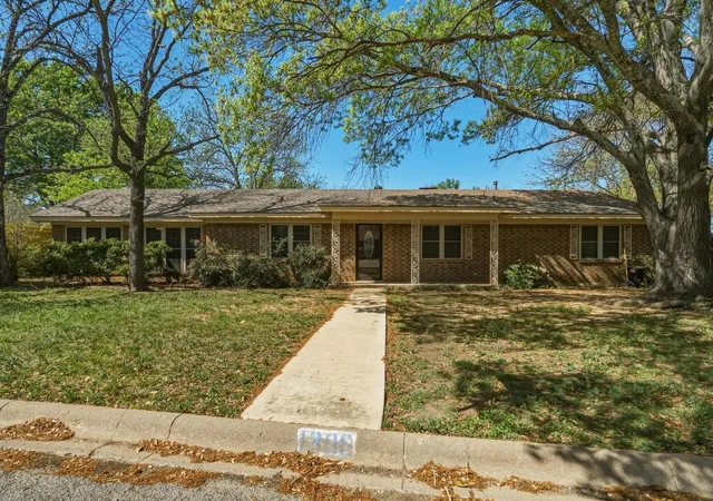 Homes for sale in Coleman, TX | 1306 Westhill Ln, Coleman, TX 76834 | MLS# 21222817