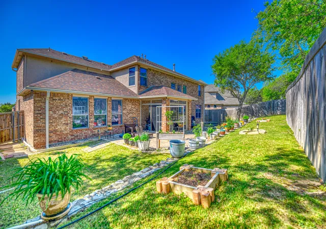 Photo 3 of Single family home for sale at 1129 Northlake Dr, De Soto, TX 75115 | MLS# 21222408 | Listing updated on 2026-07-26