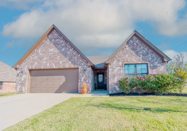 Photo 1 of Sale Pending at 100 Prarie Grass Dr, Whitesboro, TX 76273 | MLS# 21222923 | Listing updated on 2026-08-04