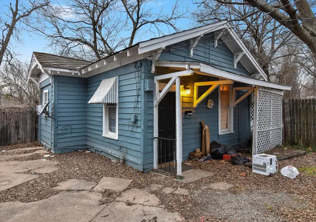 Homes for sale in Paris, TX | 738 Sw 1st St, Paris, TX 75460 | MLS# 21223447