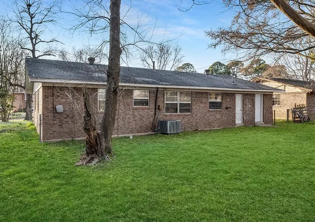 Photo 2 of Single family home for sale at 1700 Jennings St, Texarkana, TX 75501 | MLS# 21223438 | Listing updated on 2026-08-22