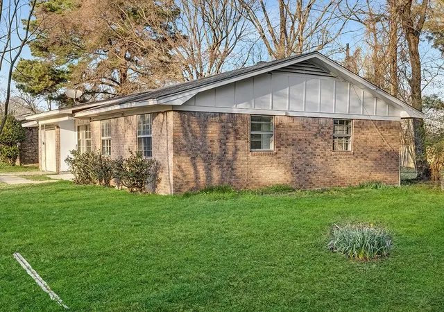 Photo 3 of Single family home for sale at 1700 Jennings St, Texarkana, TX 75501 | MLS# 21223438 | Listing updated on 2026-08-22