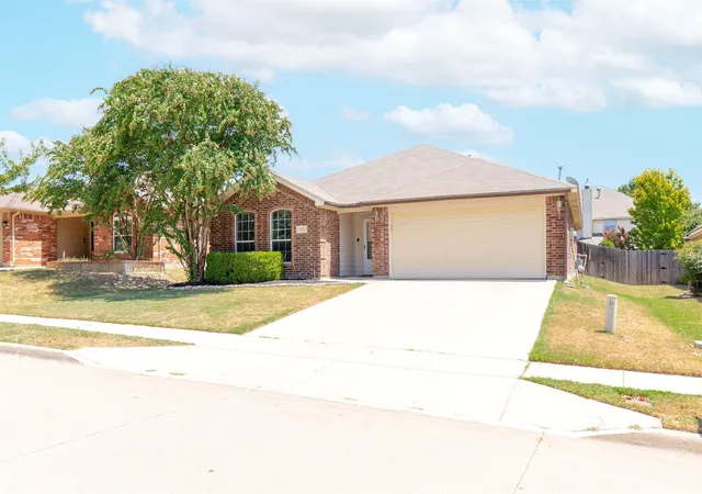 Photo 3 of Single family home for sale at 6112 Tilapia Dr, Fort Worth, TX 76179 | MLS# 21222462 | Listing updated on 2026-08-22