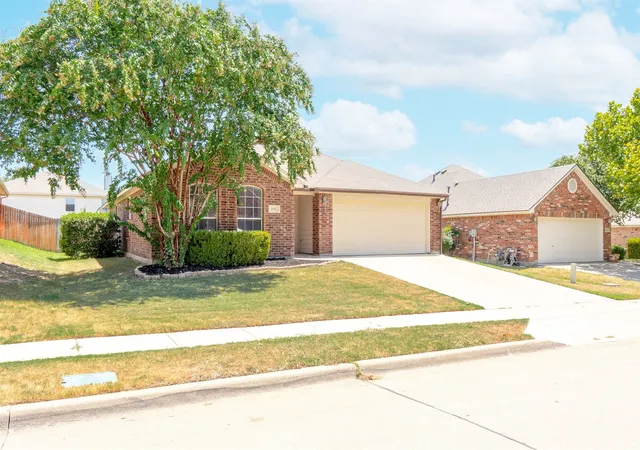 Photo 3 of Single family home for sale at 6112 Tilapia Dr, Fort Worth, TX 76179 | MLS# 21222462 | Listing updated on 2026-08-22