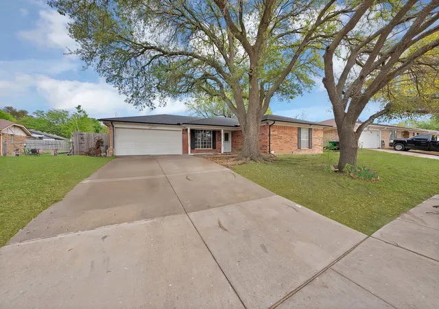 Photo 2 of Sale Pending at 6305 Arthur Dr, Fort Worth, TX 76134 | MLS# 21223614 | Listing updated on 2026-08-19