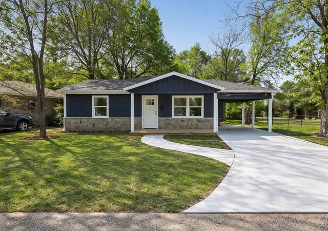 Photo 1 of Single family home for sale at 2009 W Sherman St, Paris, TX 75460 | MLS# 21223727 | Listing updated on 2026-07-09