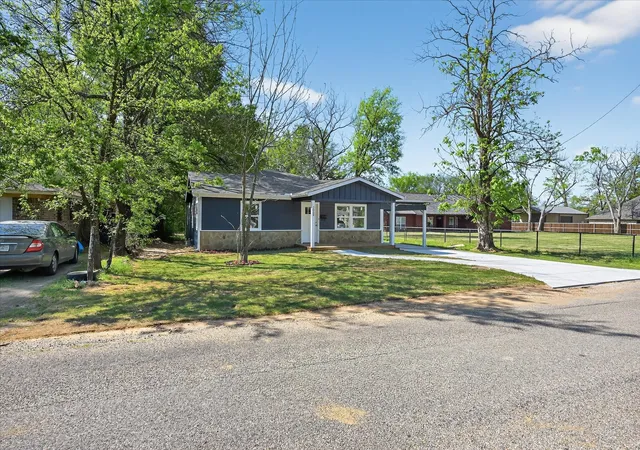 Photo 3 of Single family home for sale at 2009 W Sherman St, Paris, TX 75460 | MLS# 21223727 | Listing updated on 2026-07-09