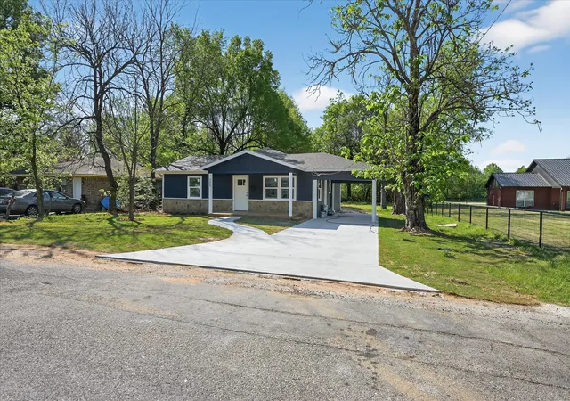 Photo 3 of Single family home for sale at 2009 W Sherman St, Paris, TX 75460 | MLS# 21223727 | Listing updated on 2026-07-09