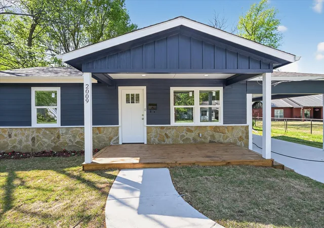 Photo 4 of Single family home for sale at 2009 W Sherman St, Paris, TX 75460 | MLS# 21223727 | Listing updated on 2026-07-09
