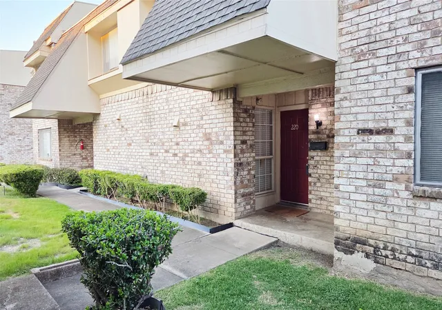 Homes for sale in Richardson, TX | 220 Village North Dr, Richardson, TX 75081 | MLS# 21222577