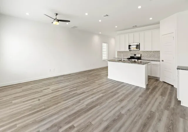 Photo 2 of Sale Pending at 941 Jefferson Wy, Sherman, TX 75090 | MLS# 21223793 | Listing updated on 2026-07-14