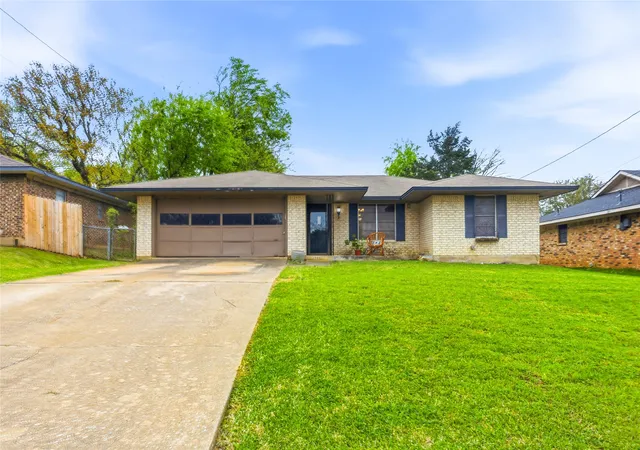 Homes for sale in Denison, TX | 2922 Layne Dr, Denison, TX 75020 | MLS# 21221885