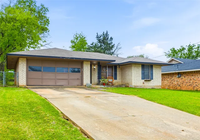 Homes for sale in Denison, TX | 2922 Layne Dr, Denison, TX 75020 | MLS# 21221885