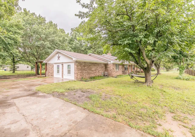 Photo 3 of Single family home for sale at 904 Sherman St, Tioga, TX 76271 | MLS# 21224163 | Listing updated on 2026-09-28