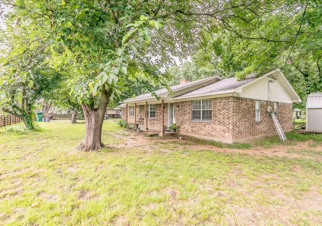 Photo 4 of Single family home for sale at 904 Sherman St, Tioga, TX 76271 | MLS# 21224163 | Listing updated on 2026-09-28