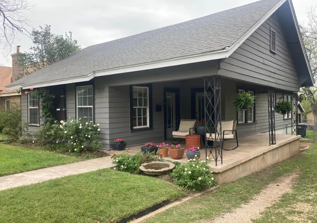 Photo 1 of Single family home for sale at 909 N 34th St, Waco, TX 76710 | MLS# 21223735 | Listing updated on 2026-08-18