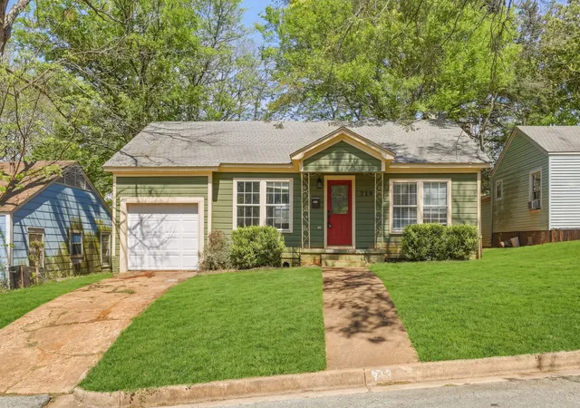 Homes for sale in Palestine, TX | 713 Highland Dr, Palestine, TX 75801 | MLS# 21224185