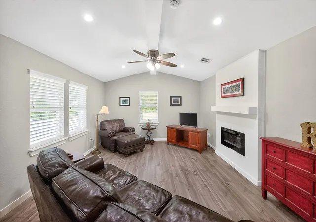 Photo 2 of Single family home for sale at 600 Bunny Rabbit Rd, Athens, TX 75751 | MLS# 21224540 | Listing updated on 2026-08-24