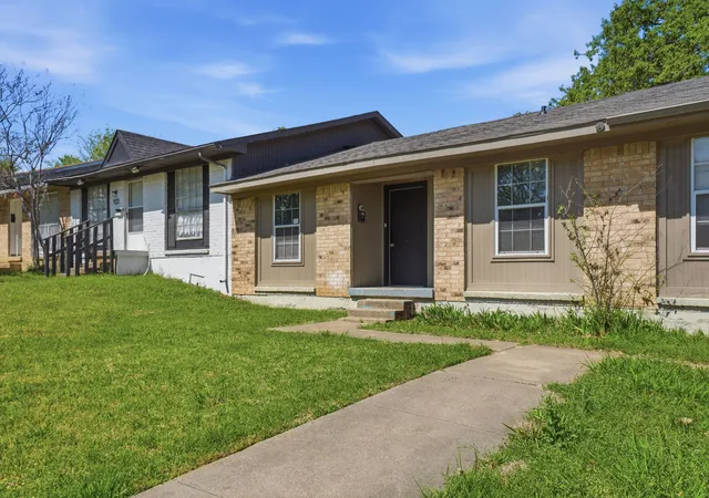 Photo 2 of Townhouse for sale at 233 Creek Cove Dr, Dallas, TX 75217 | MLS# 21193008 | Listing updated on 2026-09-16