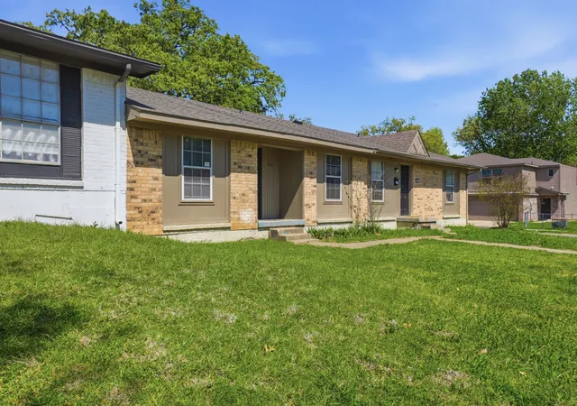 Photo 3 of Townhouse for sale at 233 Creek Cove Dr, Dallas, TX 75217 | MLS# 21193008 | Listing updated on 2026-09-16