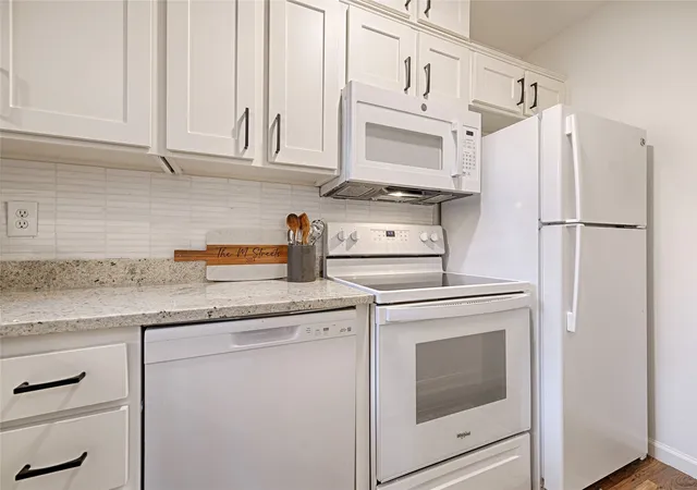 Listing Photo 5 - Condo for sale in building located at 5720 Marquita Ave, Dallas, TX 75206 - Unit #23