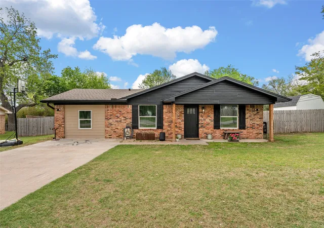 Homes for sale in Robinson, TX | 303 E Karels Dr, Robinson, TX 76706 | MLS# 21224492