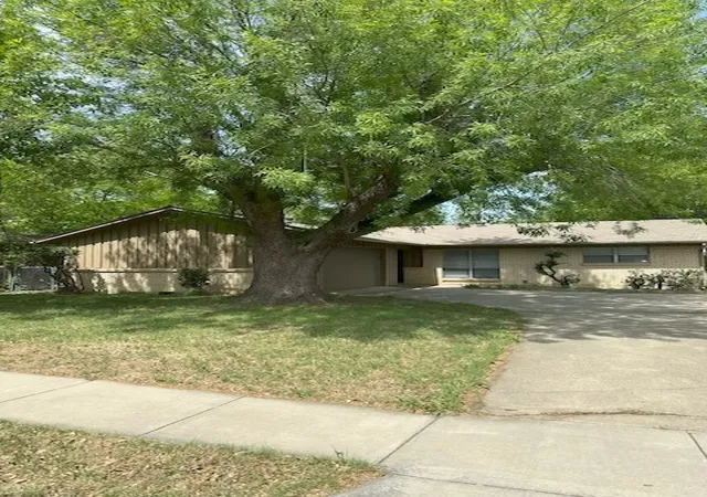 Photo 2 of Sale Pending at 1716 Westchester St, Denton, TX 76201 | MLS# 21225061 | Listing updated on 2026-10-05