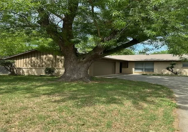 Photo 3 of Sale Pending at 1716 Westchester St, Denton, TX 76201 | MLS# 21225061 | Listing updated on 2026-10-05