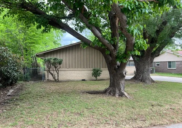 Photo 3 of Sale Pending at 1716 Westchester St, Denton, TX 76201 | MLS# 21225061 | Listing updated on 2026-10-05