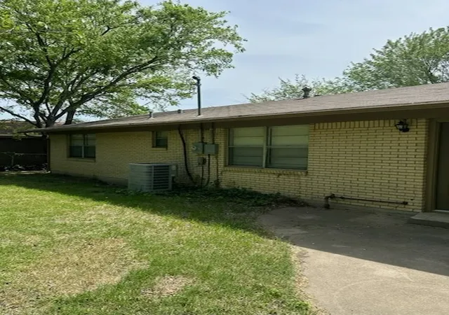 Photo 4 of Sale Pending at 1716 Westchester St, Denton, TX 76201 | MLS# 21225061 | Listing updated on 2026-10-05