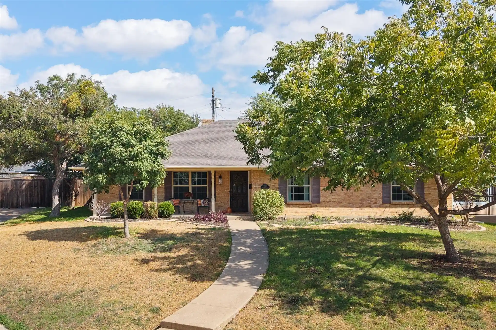 Photo 1 of Single family home for sale at 1415 Moss Rose Cir, Irving, TX 75061 | MLS# 21214048 | Listing updated on 2026-10-18