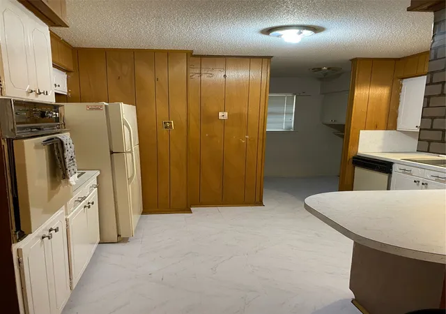 Photo 4 of Single family home for sale at 1102 Anthony Dr, Ennis, TX 75119 | MLS# 21225404 | Listing updated on 2026-09-28