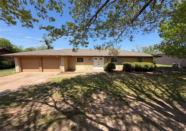 Photo 1 of Sale Pending at 607 State St, Weatherford, TX 76086 | MLS# 21225469 | Listing updated on 2026-08-20