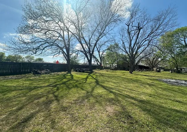 Homes for sale in Bells, TX | 302 N Commercial St, Bells, TX 75414 | MLS# 21224328
