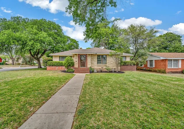 Photo 1 of Sale Pending at 3917 Morrow Ave, Waco, TX 76710 | MLS# 21204100 | Listing updated on 2026-08-04