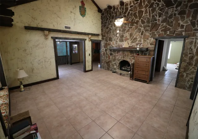 Photo 3 of Single family home for sale at 425 Dove Hollow, Paris, TX 75462 | MLS# 21225514 | Listing updated on 2026-07-23