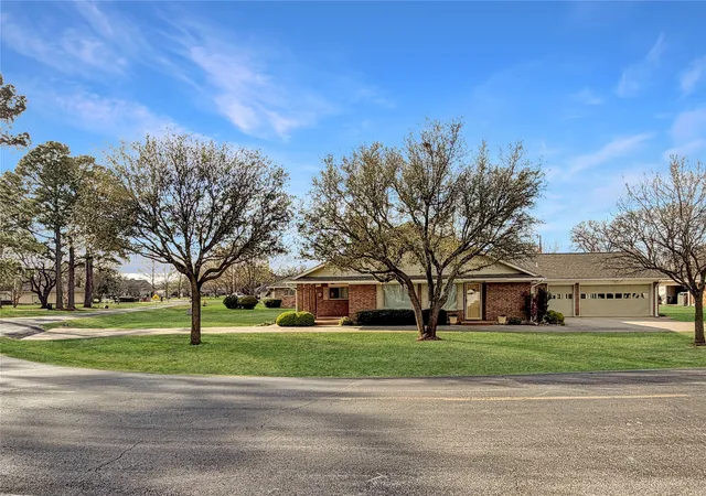 Photo 3 of Single family home for sale at 742 Kiowa Dr W, Gainesville, TX 76240 | MLS# 21198705 | Listing updated on 2026-07-04