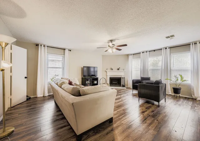 Photo 4 of Single family home for sale at 7107 Chambers Creek Ln, Arlington, TX 76002 | MLS# 21226283 | Listing updated on 2026-07-26