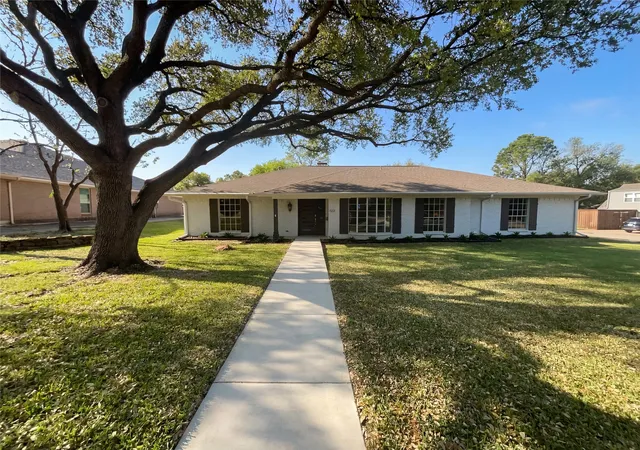 Photo 1 of Single family home for sale at 2800 N Surrey Dr, Carrollton, TX 75006 | MLS# 21226917 | Listing updated on 2026-08-27