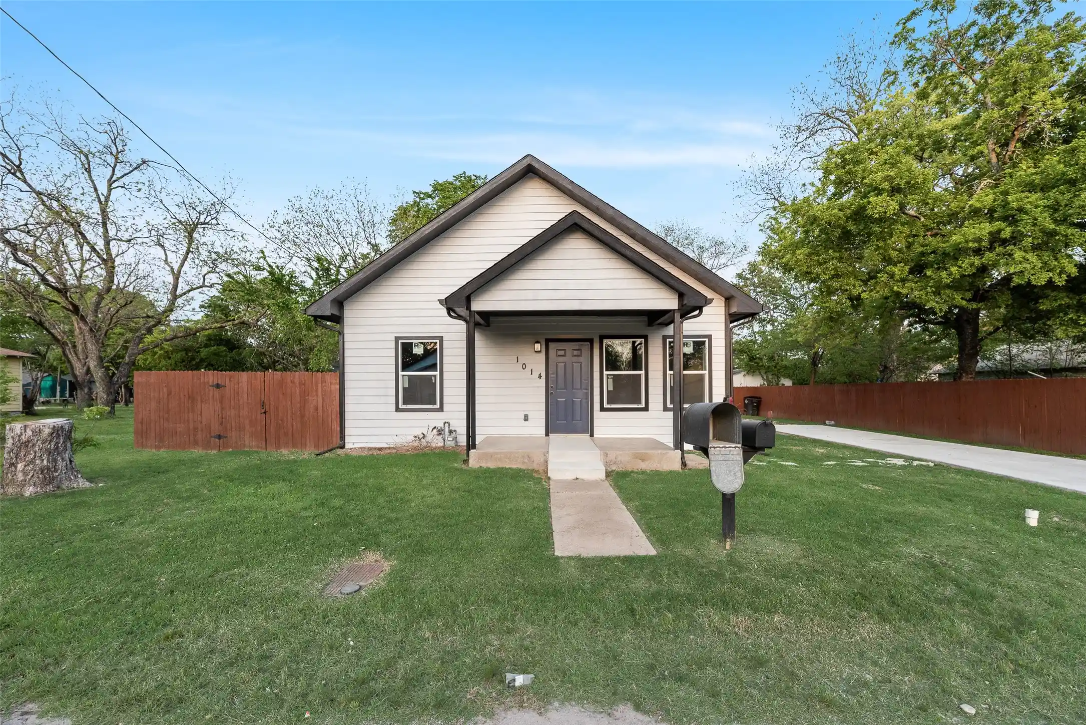 Photo 1 of Single family home for sale at 1014 Trinity St, Cleburne, TX 76031 | MLS# 21226805 | Listing updated on 2026-07-01