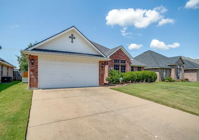 Homes for sale in Burleson, TX | 725 Snapper Dr, Burleson, TX 76028 | MLS# 21227080