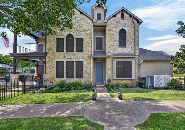 Photo 3 of Single family home for sale at 128 Marina Dr, Mabank, TX 75156 | MLS# 21227115 | Listing updated on 2026-07-10