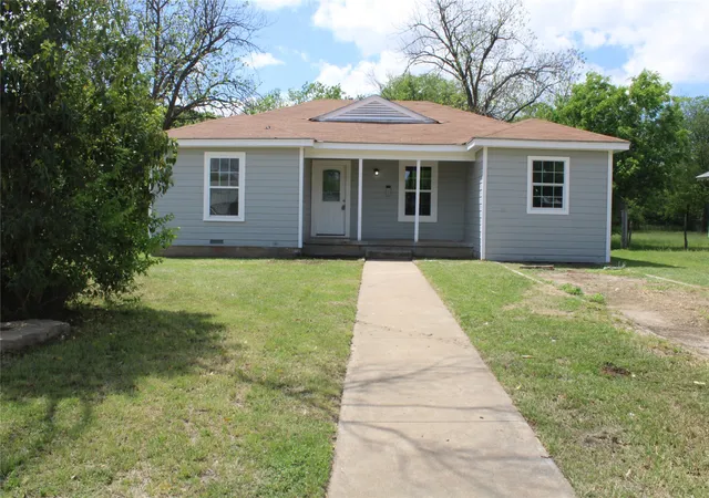 Photo 3 of Single family home for sale at 2105 6 Th, Brownwood, TX 76801 | MLS# 21226726 | Listing updated on 2026-09-18