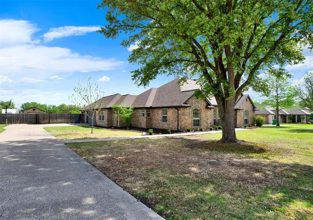 Photo 1 of Sale Pending at 1201 E Oaklawn Dr, Terrell, TX 75160 | MLS# 21226373 | Listing updated on 2026-07-12