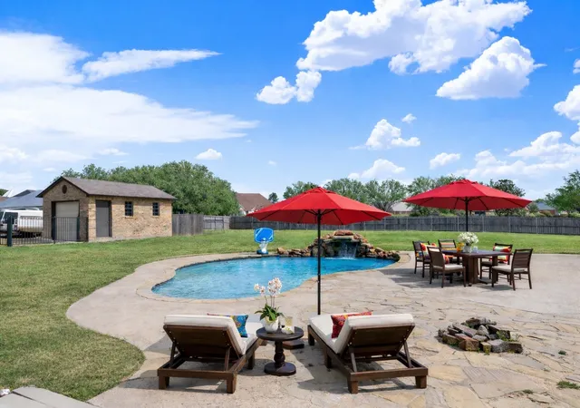 Photo 3 of Sale Pending at 1201 E Oaklawn Dr, Terrell, TX 75160 | MLS# 21226373 | Listing updated on 2026-07-12
