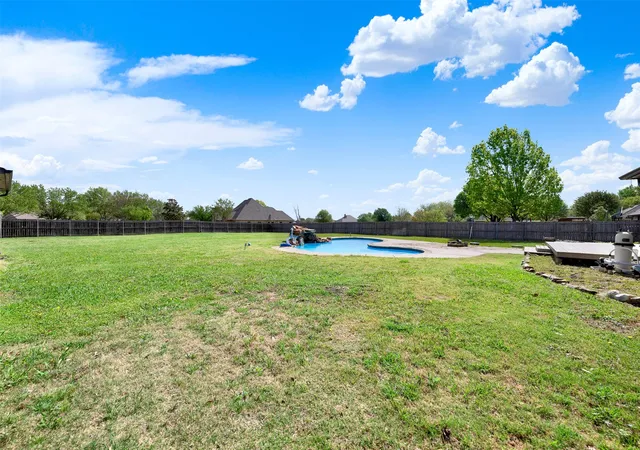 Photo 4 of Sale Pending at 1201 E Oaklawn Dr, Terrell, TX 75160 | MLS# 21226373 | Listing updated on 2026-07-12