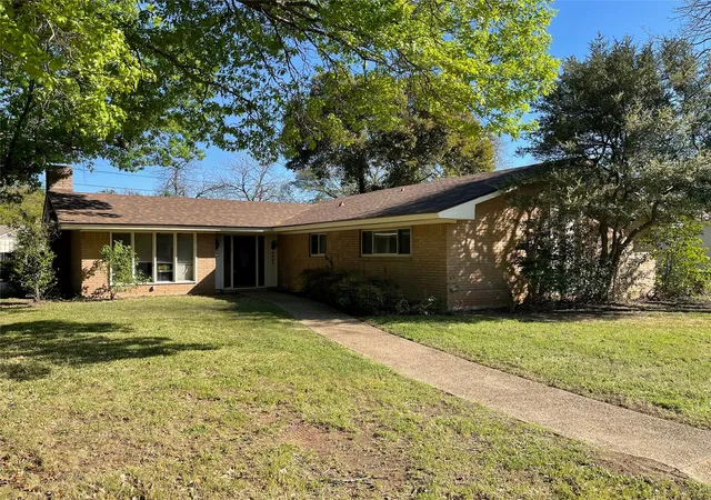 Photo 3 of Single family home for sale at 5300 Lake Crest Dr, Waco, TX 76710 | MLS# 21225067 | Listing updated on 2026-09-03